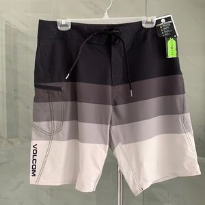 New Volcom board shorts sz 32